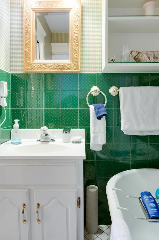 Calgary Westways Guest House Стая снимка