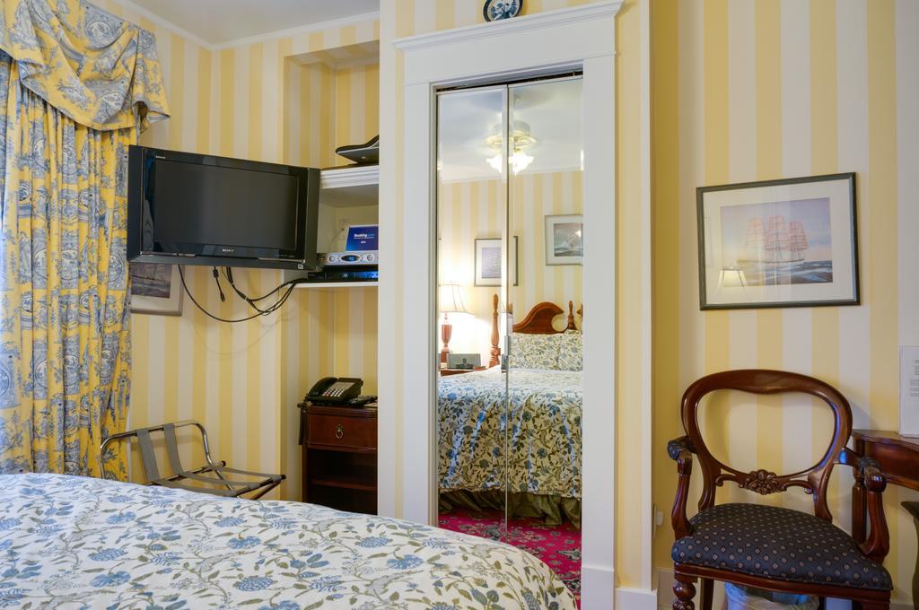 Calgary Westways Guest House Стая снимка