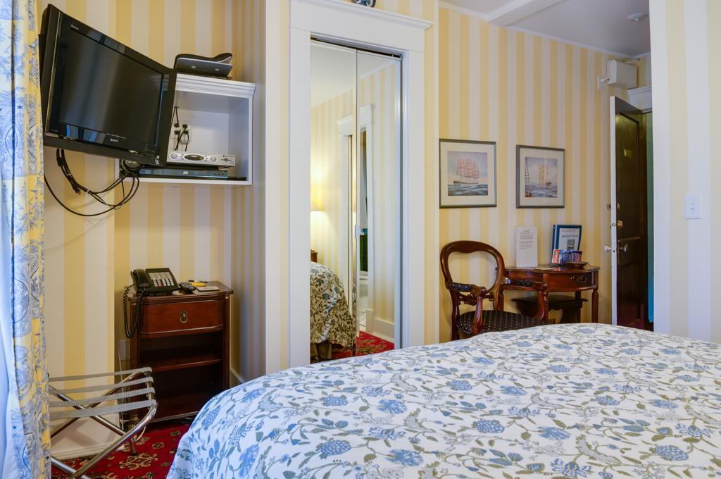 Calgary Westways Guest House Стая снимка