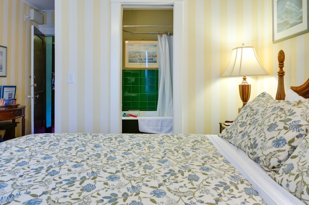 Calgary Westways Guest House Стая снимка