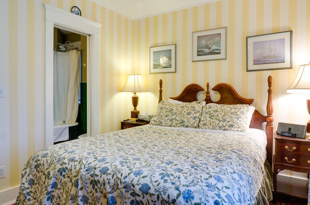 Calgary Westways Guest House Стая снимка