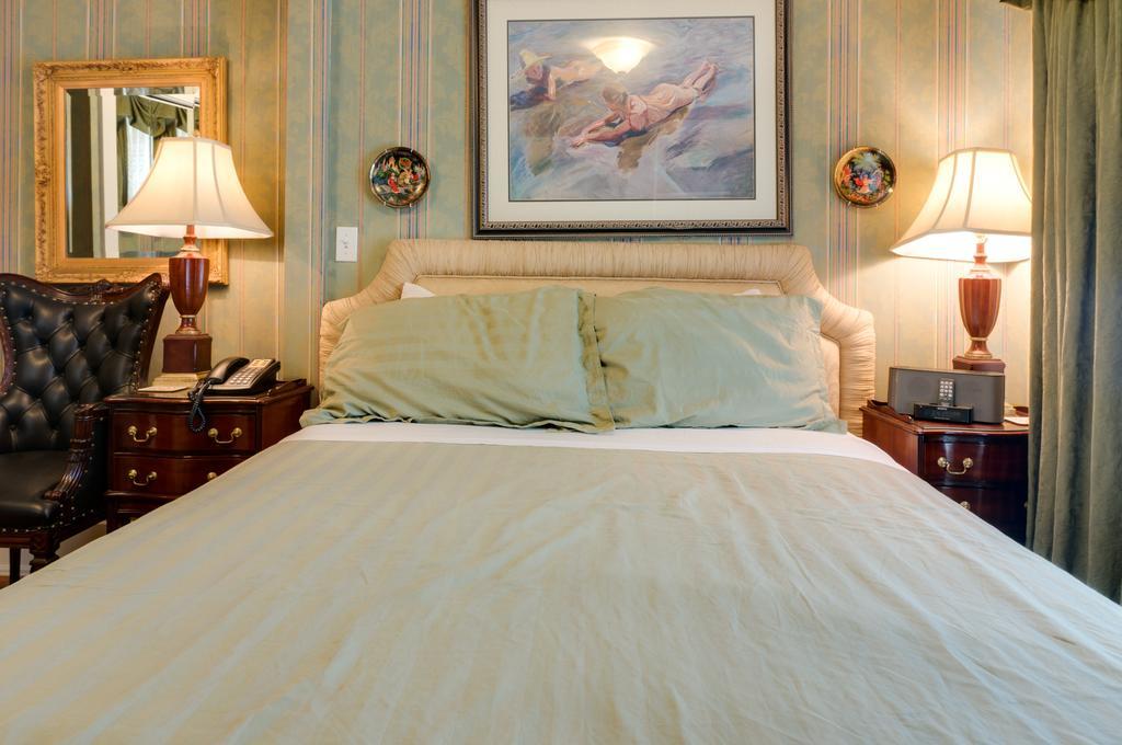 Calgary Westways Guest House Стая снимка
