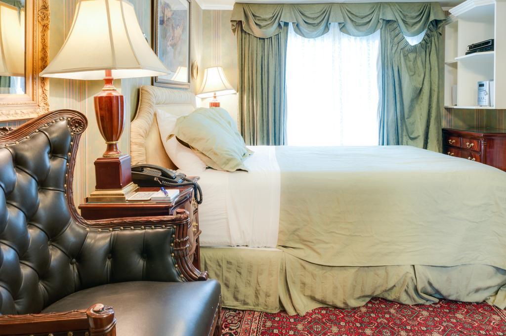 Calgary Westways Guest House Стая снимка