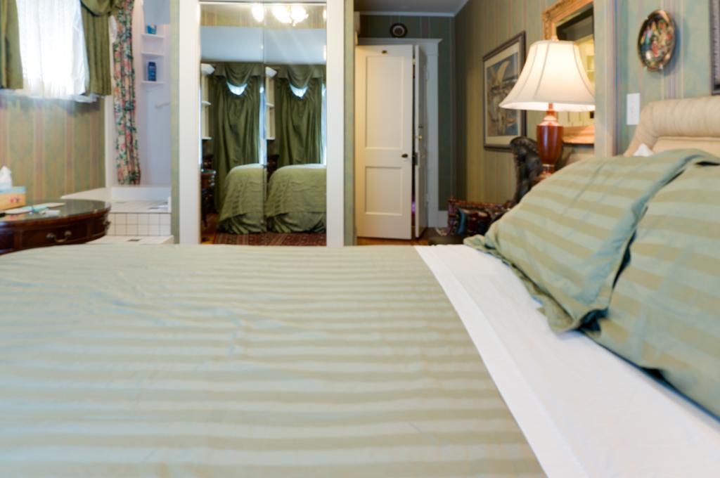 Calgary Westways Guest House Стая снимка