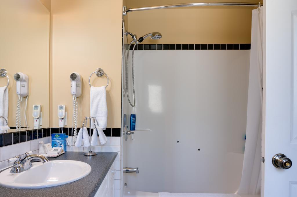 Calgary Westways Guest House Стая снимка