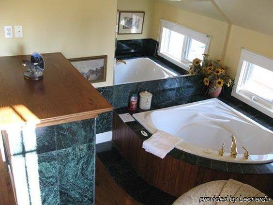 Calgary Westways Guest House Стая снимка